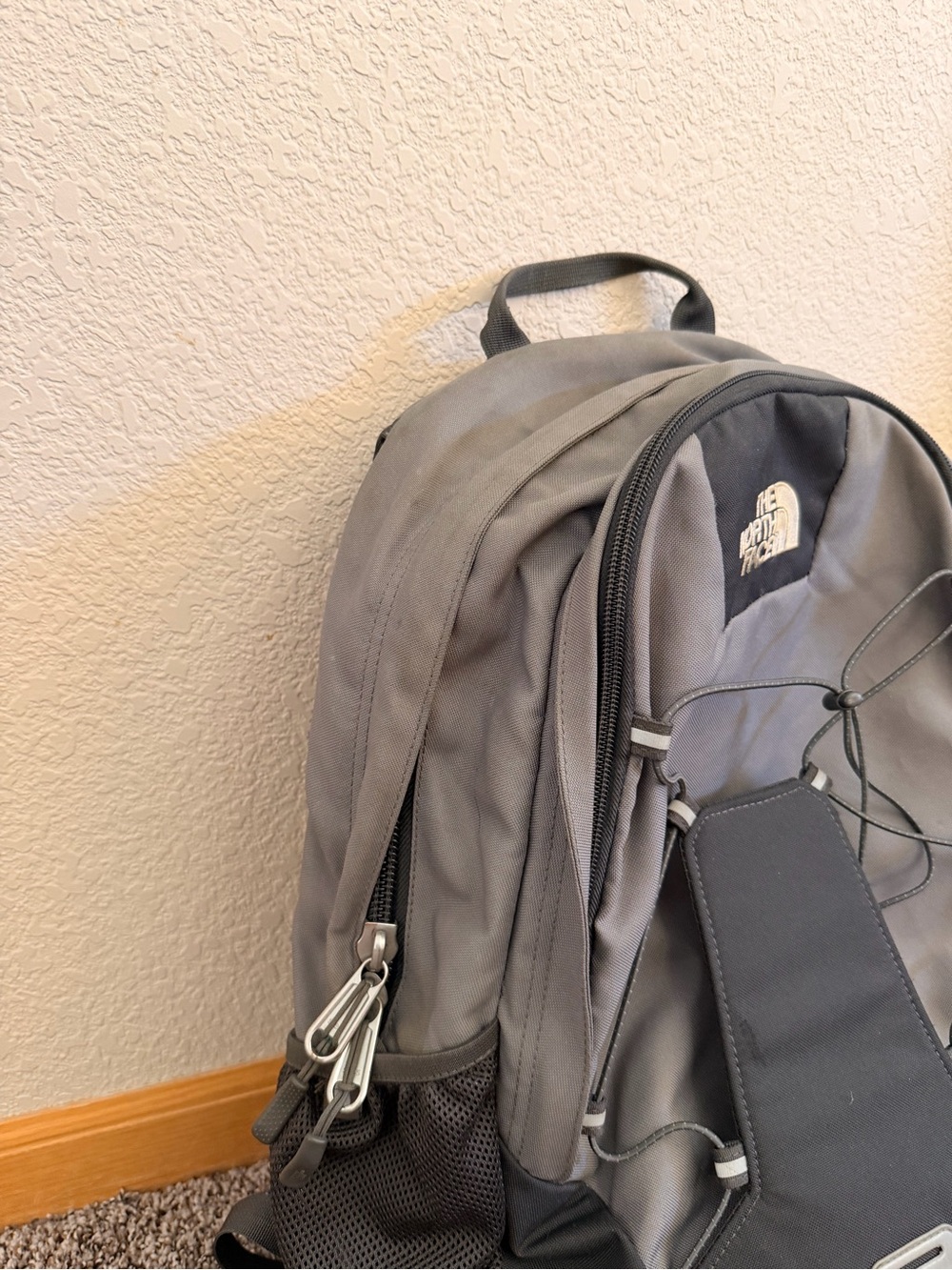 The North Face 28L Jester Men's Gray/Black Backpack - Picture 3 of 6